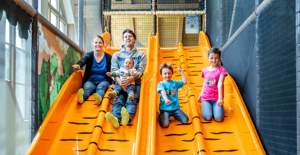 Familie auf einer Riesenrutsche, © Wildfreizeitpark Oberreith Familie auf einer Riesenrutsche, © Wildfreizeitpark Oberreith