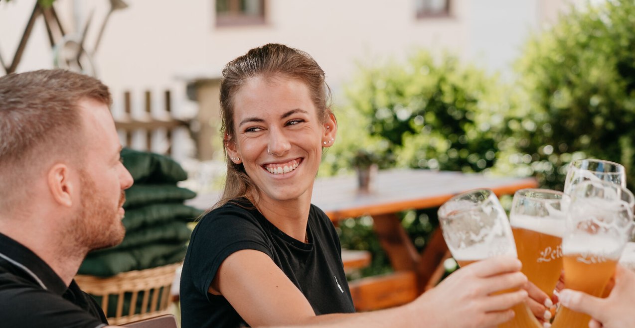 Gruppe beim Anstoßen mit Weißbier, © Inn-Salzach Tourismus Gruppe beim Anstoßen mit Weißbier, © Inn-Salzach Tourismus