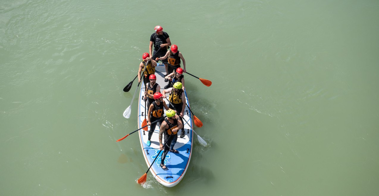 8 Personen paddeln auf einem BIG-SUP, © Inn-Salzach Tourismus 8 Personen paddeln auf einem BIG-SUP, © Inn-Salzach Tourismus