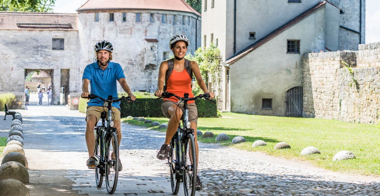 Radfahrer auf der Burg Burghausen, © Inn-Salzach Tourismus Radfahrer auf der Burg Burghausen, © Inn-Salzach Tourismus