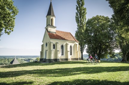 Die Kapelle St. Georg wurde als Gelöbniskapelle errichtet, nachdem ein mit 1000 Scheffel Getreide beladener Schiffzug an der Brücke in Braunau zu zerschellen drohte. Die Kapelle steht auf dem Schlossberg in Kraiburg a. Inn., © Inn-Salzach Tourismus