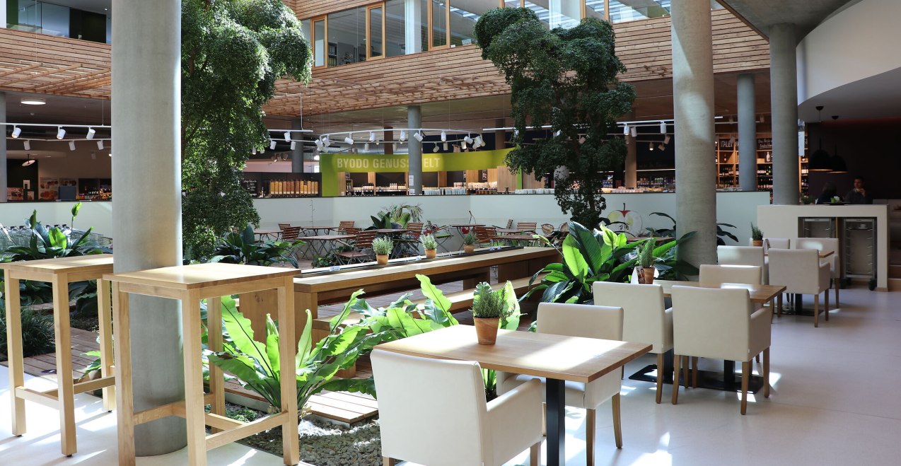 Tische und Stühle im Feinsinn Mühldorf, © Feinsinn - Bioladen & Genussküche Tische und Stühle im Feinsinn Mühldorf, © Feinsinn - Bioladen & Genussküche