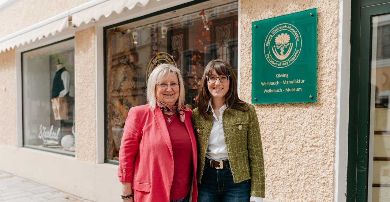 Eva und Lucia Kilwing vor der Weihrauchmuseum Kilwing, © Inn-Salzach Tourismus Eva und Lucia Kilwing vor der Weihrauchmuseum Kilwing, © Inn-Salzach Tourismus