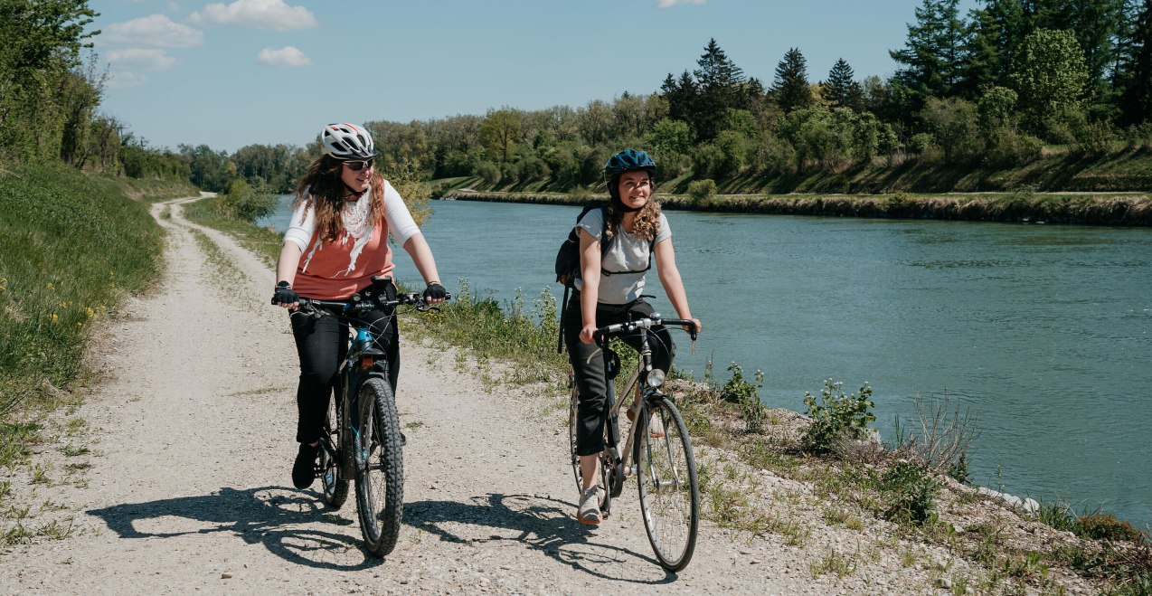 Radfahrerinnen auf dem Innradweg, © Inn-Salzach Tourismus Radfahrerinnen auf dem Innradweg, © Inn-Salzach Tourismus