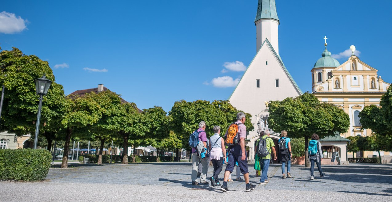 Pilger auf dem Weg in die Gnadenkapelle, © Inn-Salzach Tourismus Pilger auf dem Weg in die Gnadenkapelle, © Inn-Salzach Tourismus
