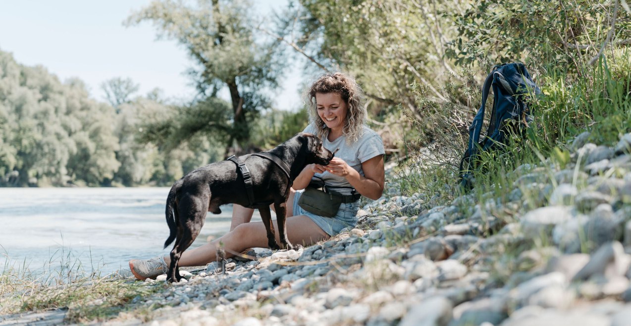 Frau und Hund am Inn, © Inn-Salzach Tourismus Frau und Hund am Inn, © Inn-Salzach Tourismus