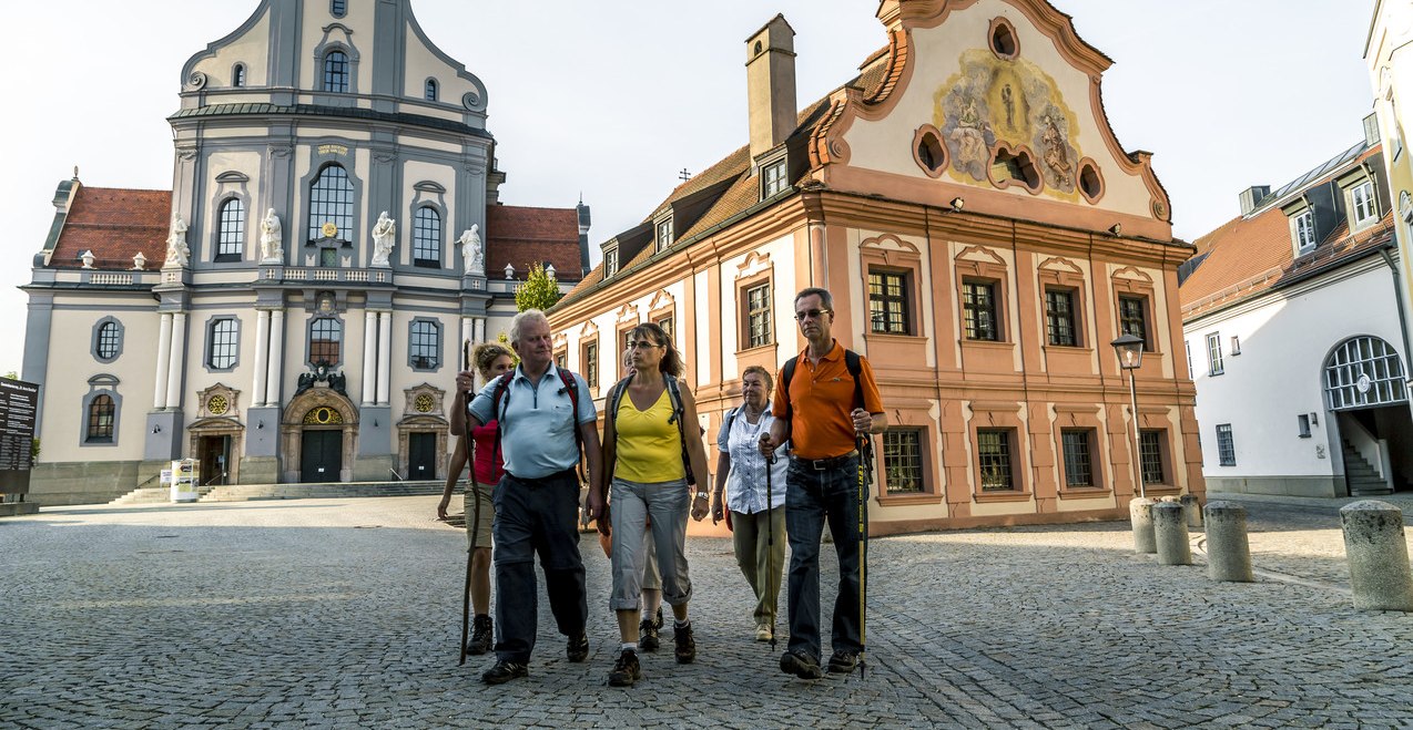 Pilger vor der Basilika St. Anna in Altötting, © Inn-Salzach Tourismus Pilger vor der Basilika St. Anna in Altötting, © Inn-Salzach Tourismus