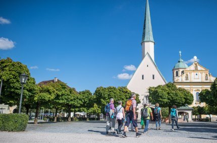 Pilger auf dem Weg in die Gnadenkapelle, © Inn-Salzach Tourismus Pilger auf dem Weg in die Gnadenkapelle, © Inn-Salzach Tourismus
