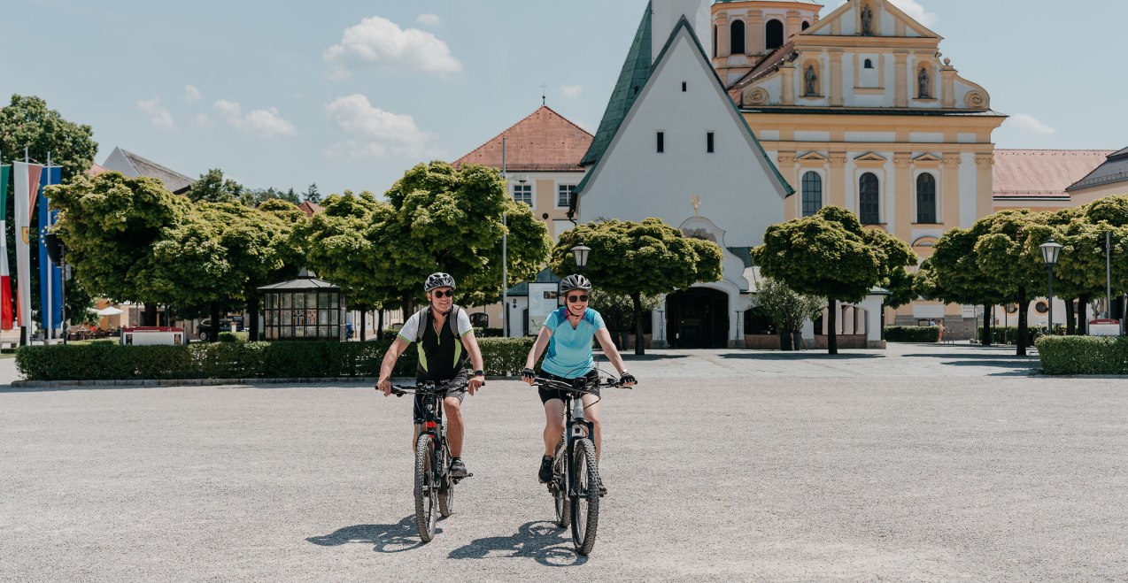 Kapellplatz Altötting Radfahrer, © Inn-Salzach Tourismus Kapellplatz Altötting Radfahrer, © Inn-Salzach Tourismus
