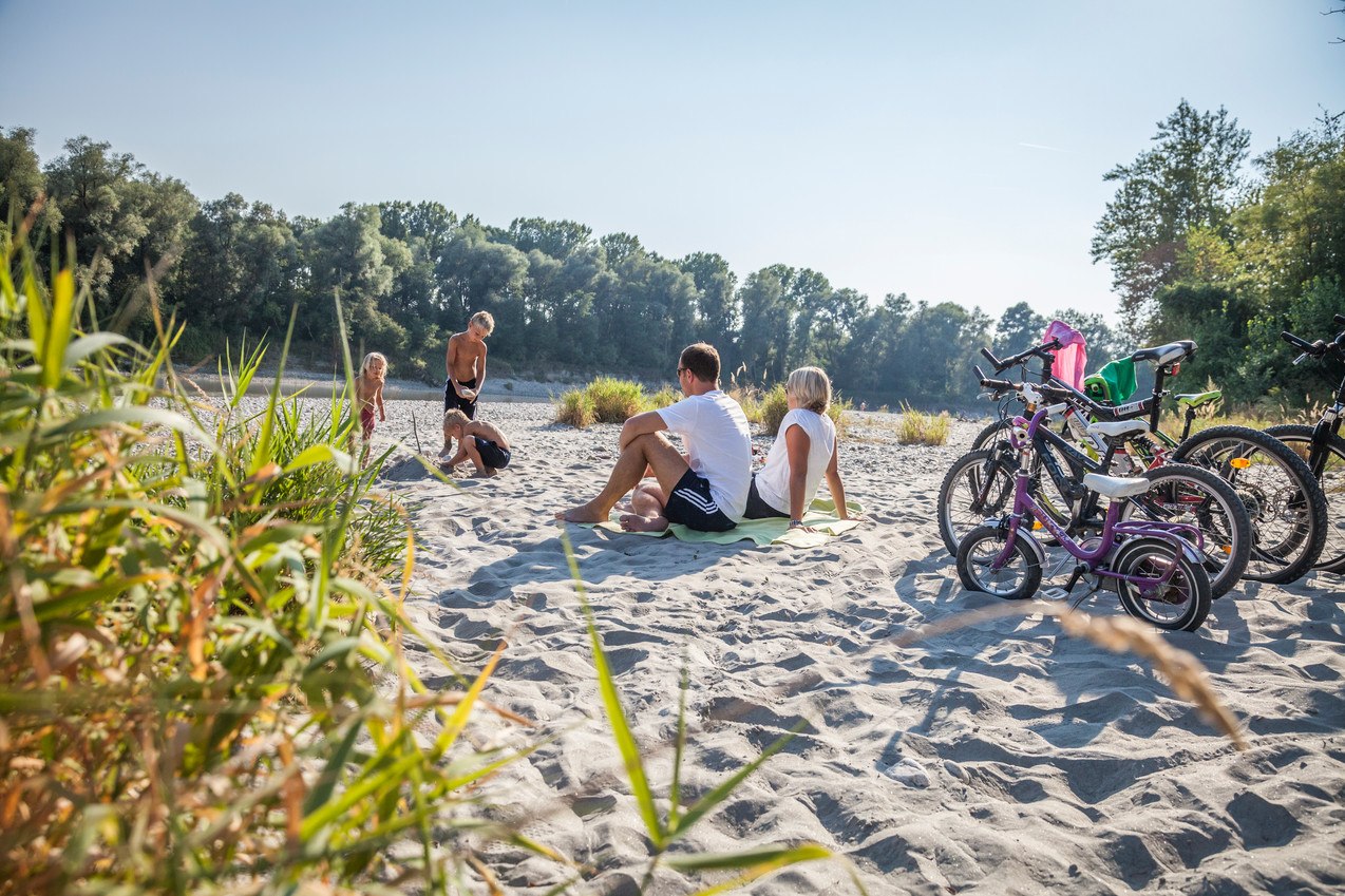 Radler-Pause am Innstrand mit der Familie, © Inn-Salzach Tourismus Radler-Pause am Innstrand mit der Familie, © Inn-Salzach Tourismus