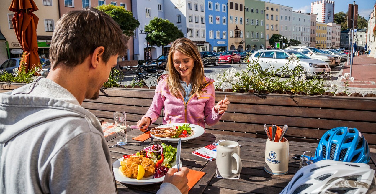 Radlerbrotzeit Stadtplatz Mühldorf, © Inn-Salzach Tourismus Radlerbrotzeit Stadtplatz Mühldorf, © Inn-Salzach Tourismus