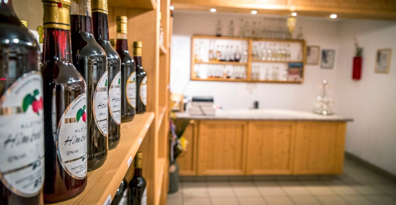 Verkaufsladen mit Spirituosen in der Brennerei Westenthanner, © Inn-Salzach Tourismus Verkaufsladen mit Spirituosen in der Brennerei Westenthanner, © Inn-Salzach Tourismus