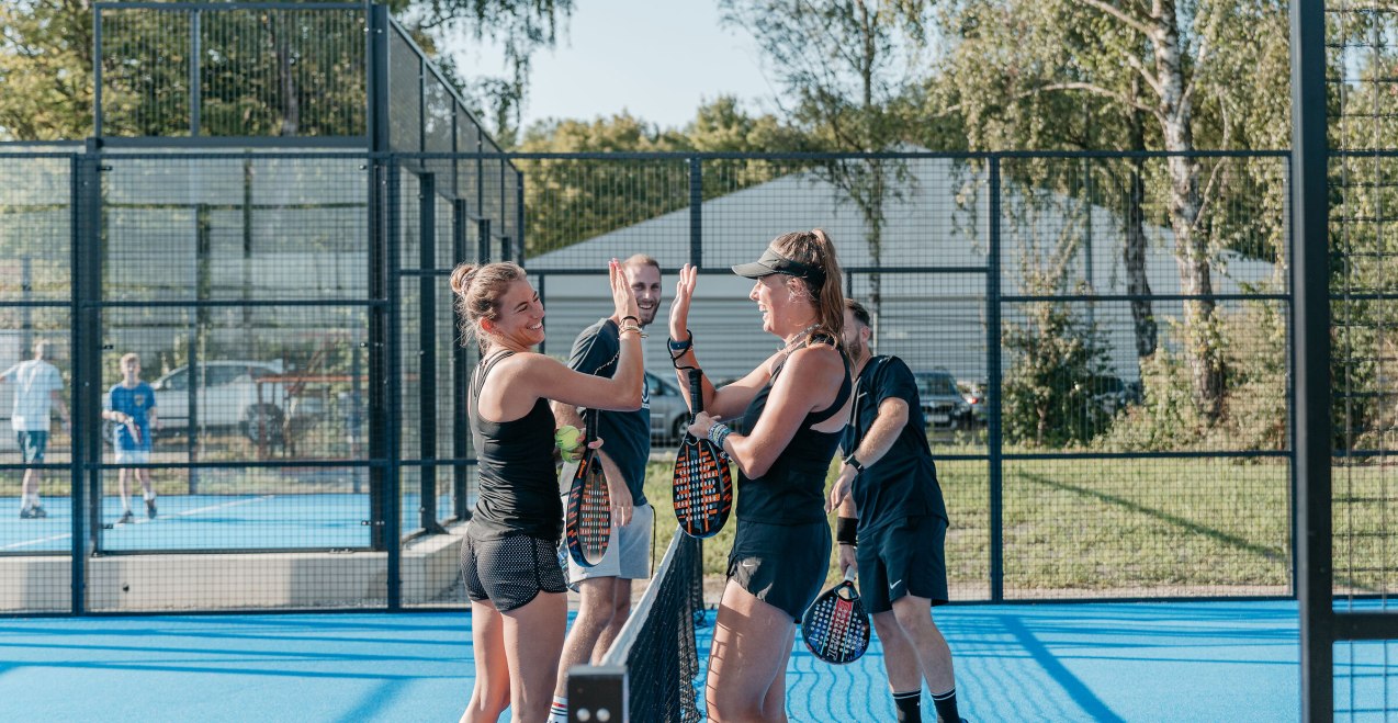 Padel-Team schlägt in die Hände, © Inn-Salzach Tourismus Padel-Team schlägt in die Hände, © Inn-Salzach Tourismus