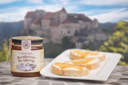 Der Burghonig der Imkerei Alztal-Honig vor der Burg Burghausen im Hintergrund Der Burghonig der Imkerei Alztal-Honig vor der Burg Burghausen im Hintergrund