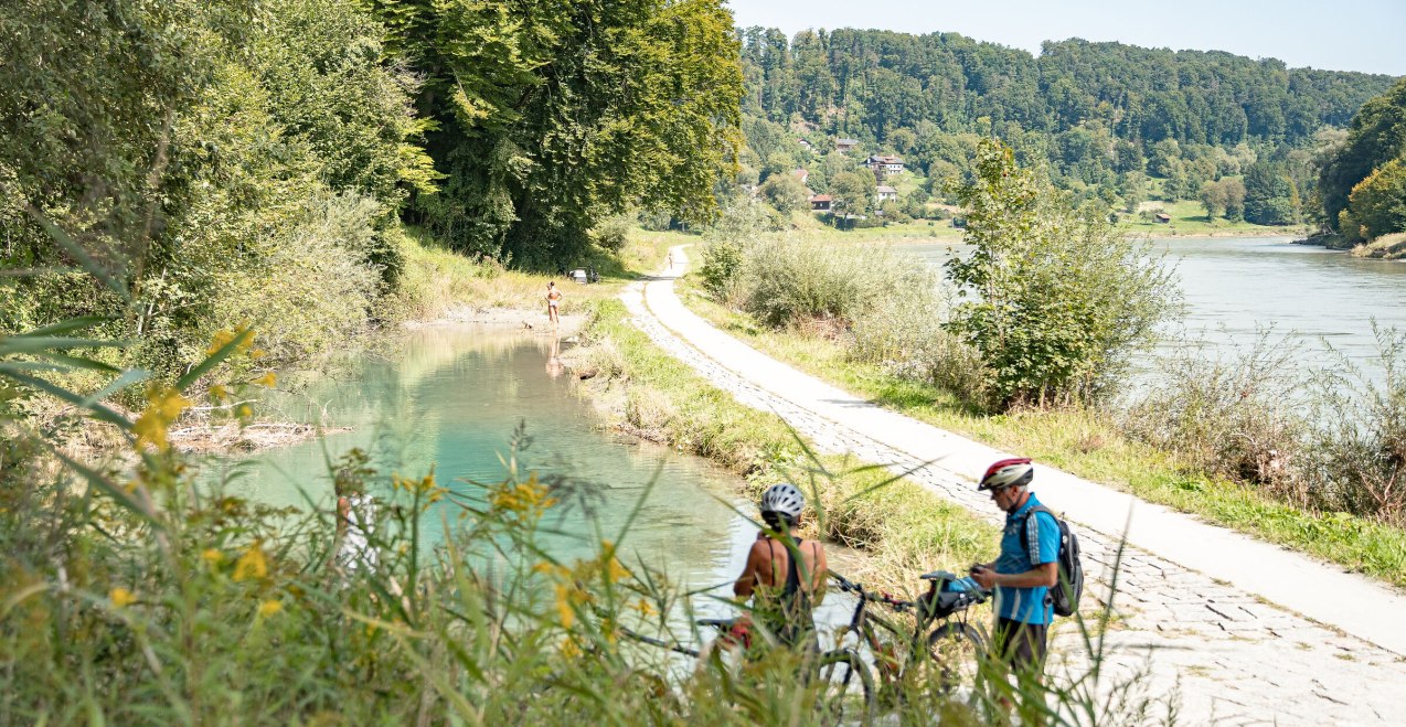 Radfahrer Pause bei der Blauen Lagune in der Nähe von Unterhadermark, © Inn-Salzach Tourismus Radfahrer Pause bei der Blauen Lagune in der Nähe von Unterhadermark, © Inn-Salzach Tourismus