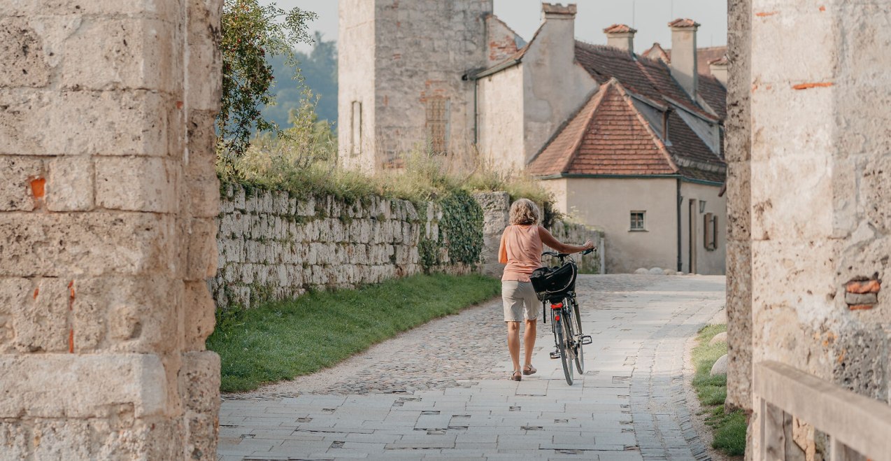 Radfahrerin auf der Burg Burghausen, © Inn-Salzach Tourismus Radfahrerin auf der Burg Burghausen, © Inn-Salzach Tourismus