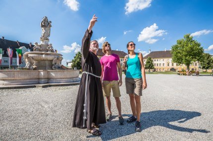 Führung auf dem Kapellplatz Altötting, © Inn-Salzach Tourismus Führung auf dem Kapellplatz Altötting, © Inn-Salzach Tourismus