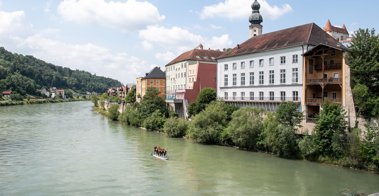 Tour mit dem Big-SUP auf der Salzach, © Inn-Salzach Tourimsus Tour mit dem Big-SUP auf der Salzach, © Inn-Salzach Tourimsus