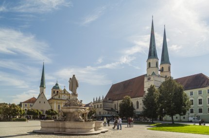 Altötting Kapellplatz mit Gnadenkapelle, © Inn-Salzach Tourismus Altötting Kapellplatz mit Gnadenkapelle, © Inn-Salzach Tourismus