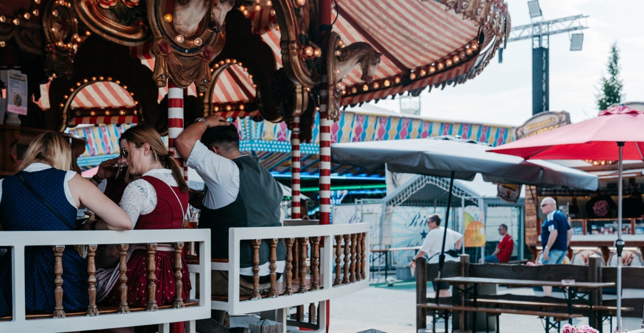 Voll besetztes Fahrgeschäft auf dem Volksfest, © Inn-Salzach Tourismus Voll besetztes Fahrgeschäft auf dem Volksfest, © Inn-Salzach Tourismus