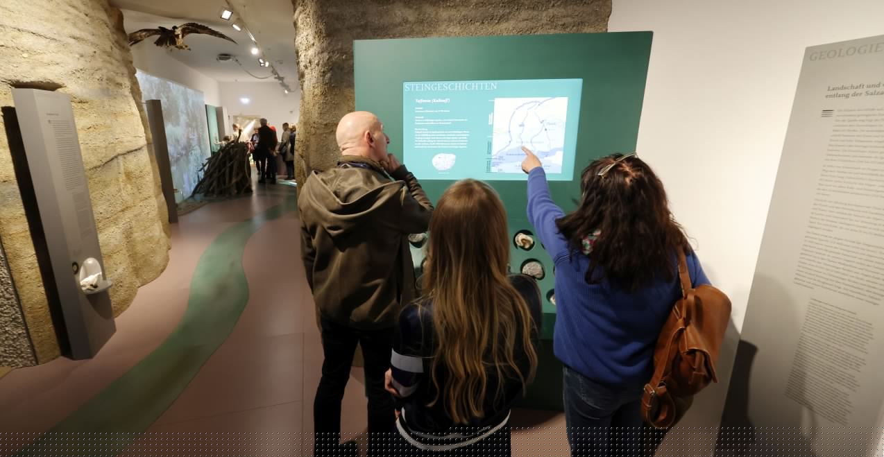 Besucher im Stadtmuseum Burghausen, © Stadtmuseum Burghausen Besucher im Stadtmuseum Burghausen, © Stadtmuseum Burghausen