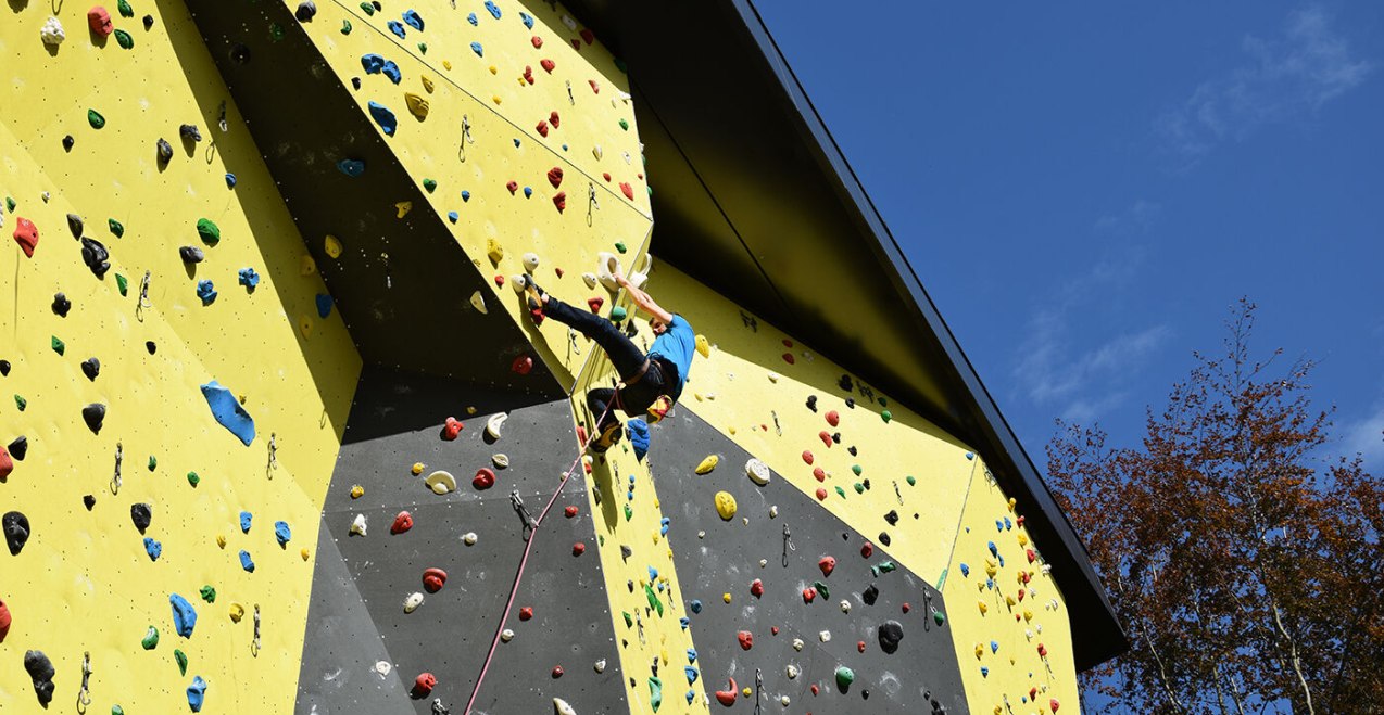 Kletterer auf der Außenwand des DAV Kletterzentrums Waldkraiburg, © DAV Kletterzentrum Waldkraiburg Kletterer auf der Außenwand des DAV Kletterzentrums Waldkraiburg, © DAV Kletterzentrum Waldkraiburg