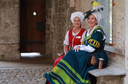 Burgführung auf der Burghauser Burg in historischem Gewandt, © Burghauser Touristik Burgführung auf der Burghauser Burg in historischem Gewandt, © Burghauser Touristik