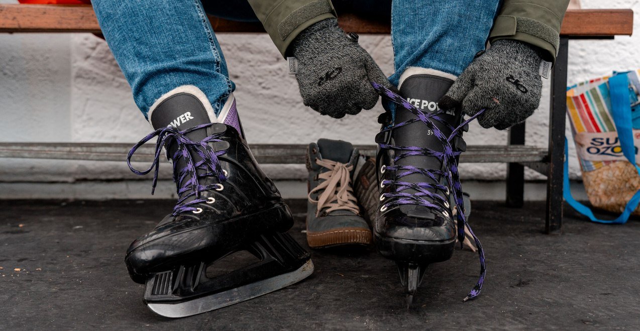 Frau beim Schlittschuhe anziehen, © Inn-Salzach Tourismus Frau beim Schlittschuhe anziehen, © Inn-Salzach Tourismus