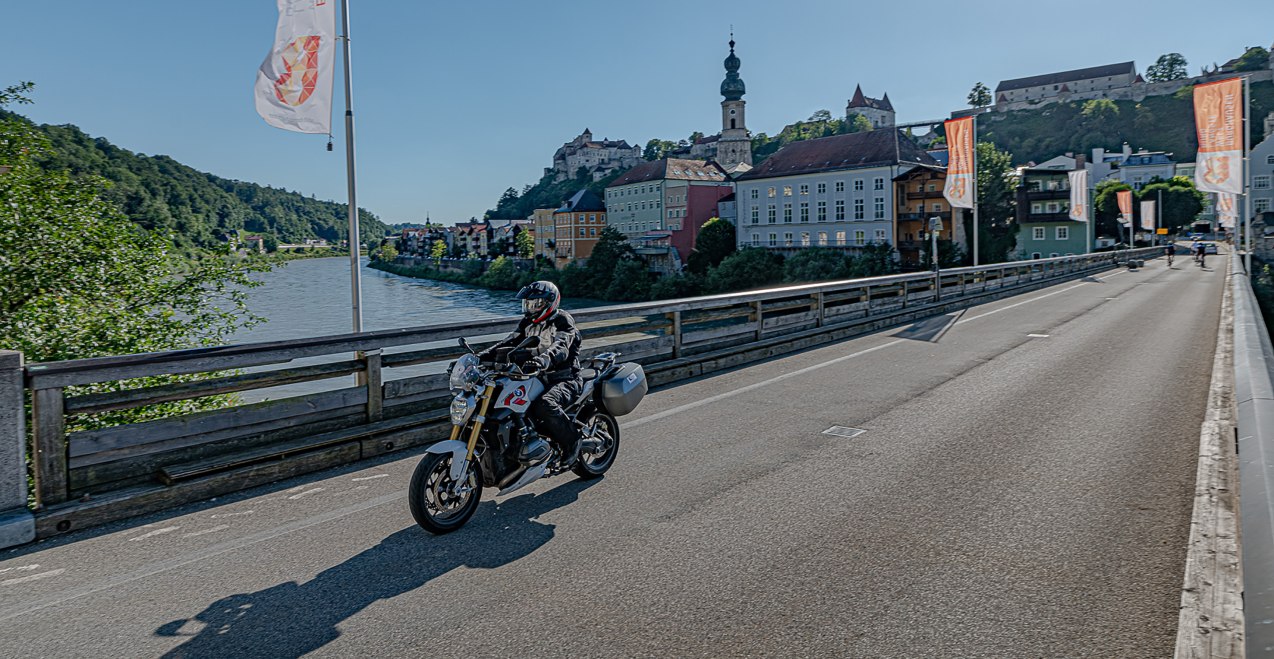 Motorradfahrt auf der Salzachbrücke von Burghausen nach Österreich, © Peter Wahl Motorradfahrt auf der Salzachbrücke von Burghausen nach Österreich, © Peter Wahl