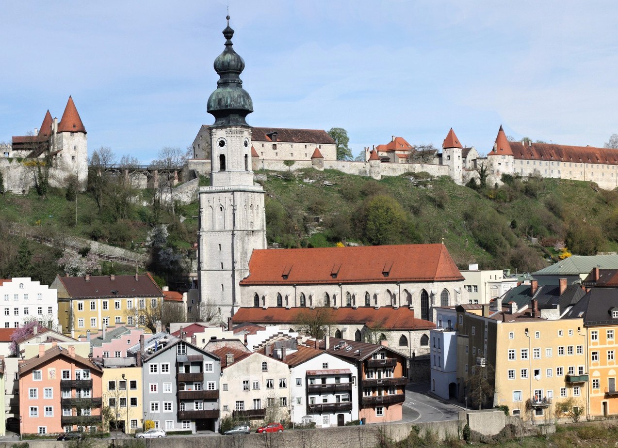 Die Pfarrkirche St. Jakob in Burghausen vor der weltlängsten Burg, © Burghauser Touristik GmbH Die Pfarrkirche St. Jakob in Burghausen vor der weltlängsten Burg, © Burghauser Touristik GmbH
