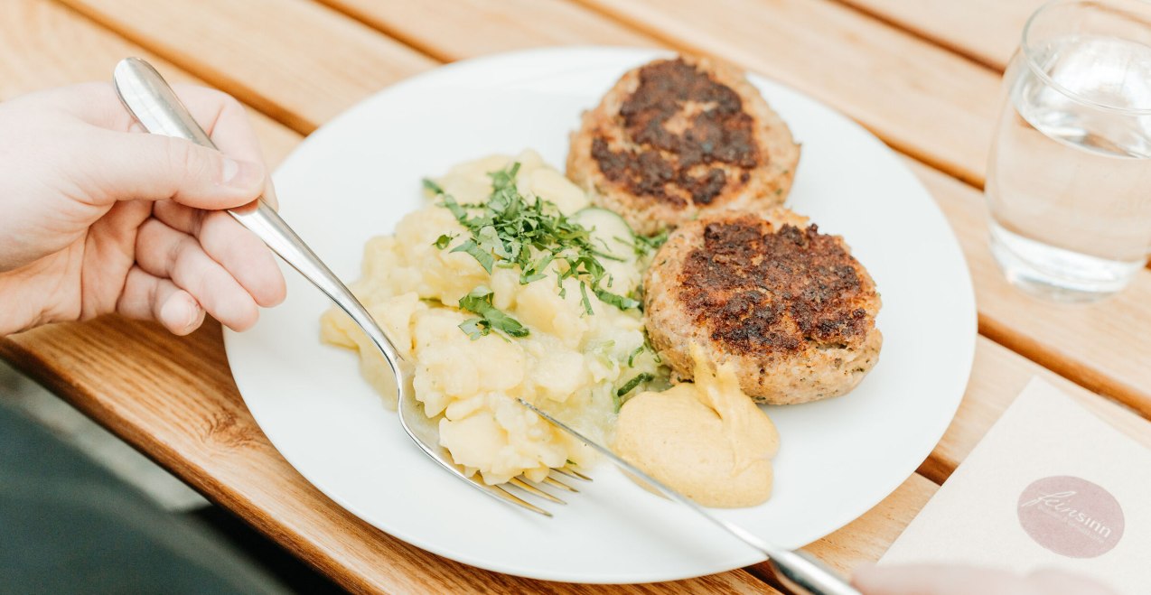 Fleischpflanzerl mit Kartoffel-Gurken-Salat, © Inn-Salzach Tourismus Fleischpflanzerl mit Kartoffel-Gurken-Salat, © Inn-Salzach Tourismus