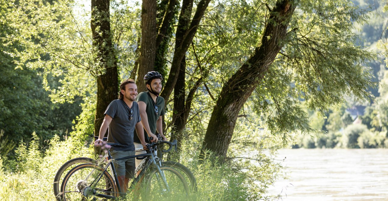 Radfahrer machen Pause am Inn, © Inn-Salzach Tourismus Radfahrer machen Pause am Inn, © Inn-Salzach Tourismus