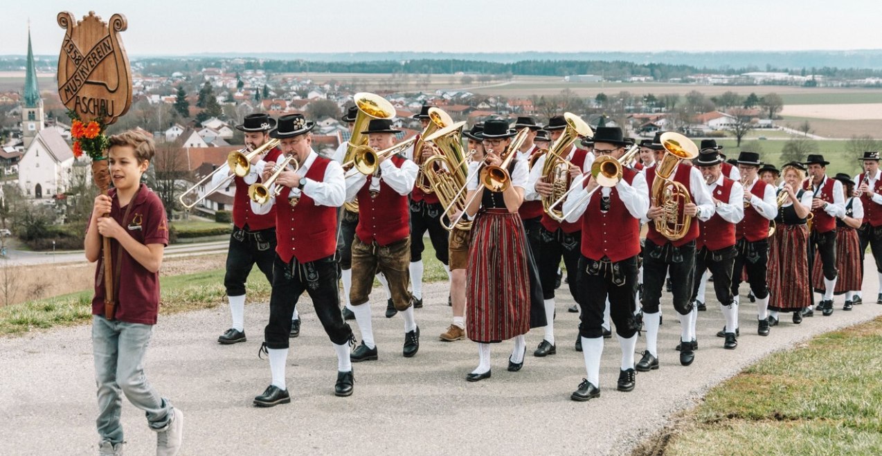 Blaskapelle des Aschauer Musikvereins bei einem Umzug, © Musikverein Aschau Blaskapelle des Aschauer Musikvereins bei einem Umzug, © Musikverein Aschau