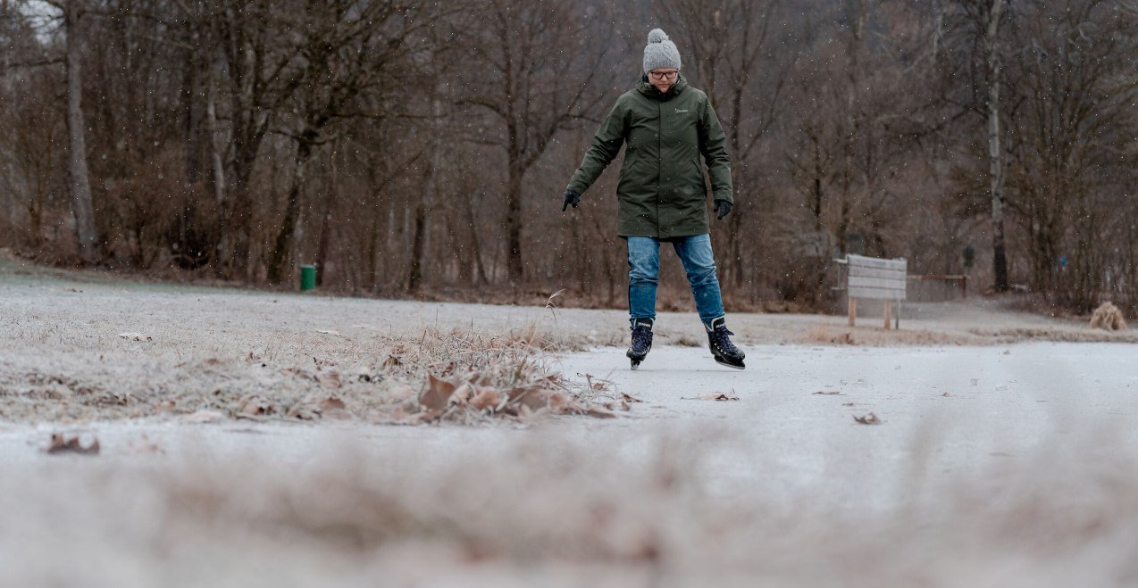 Frau beim Eislaufen auf dem See, © Inn-Salzach Tourismus Frau beim Eislaufen auf dem See, © Inn-Salzach Tourismus