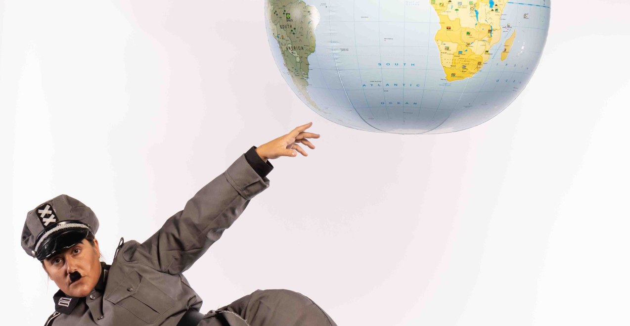 Diktator zeigt liegend auf Erdkugel, © Theater für die Jugend Diktator zeigt liegend auf Erdkugel, © Theater für die Jugend