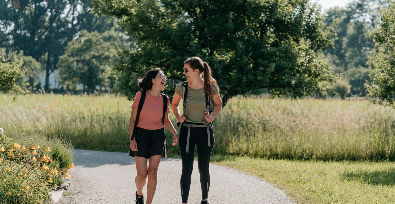 Freundinnen wandern in der Inn-Salzach Region, © Inn-Salzach Tourismus Freundinnen wandern in der Inn-Salzach Region, © Inn-Salzach Tourismus