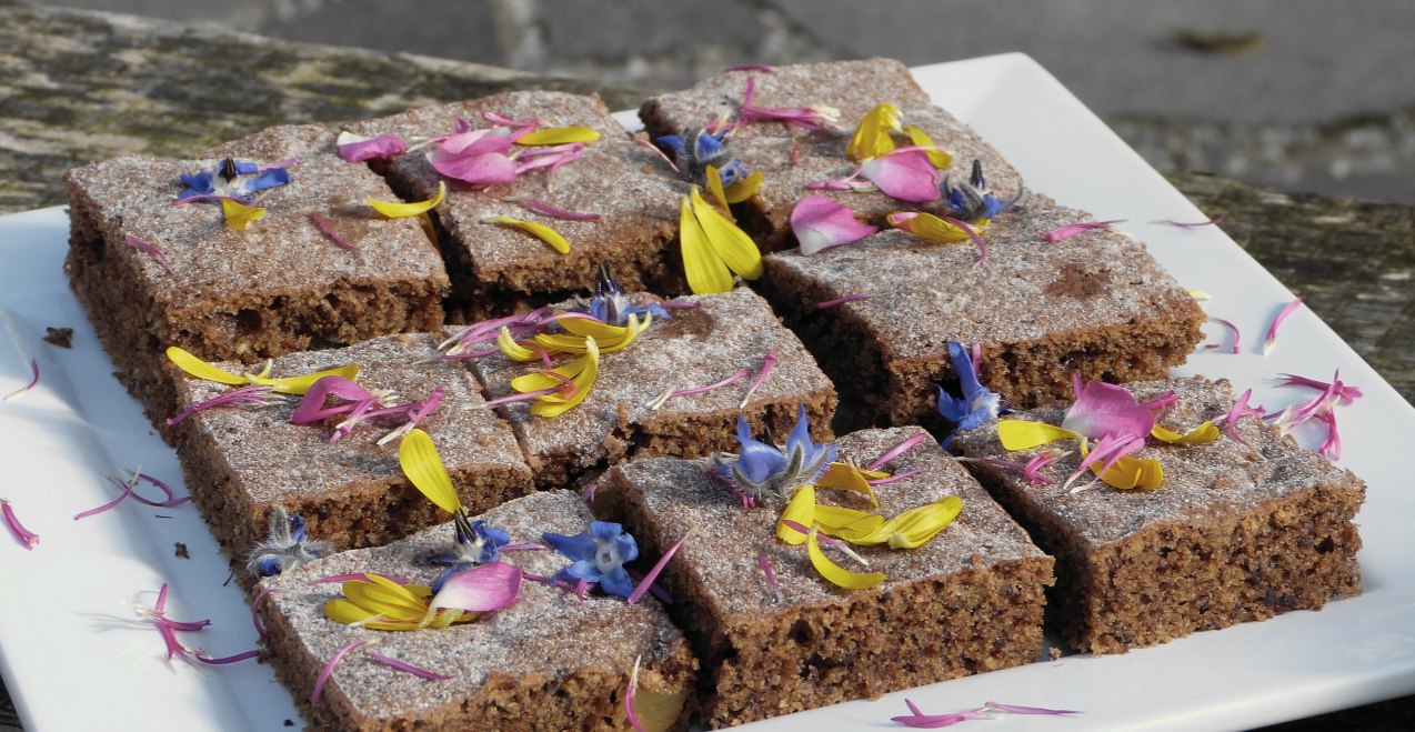 Mit Blüten dekorierter Wurzelkuchen, © Inn-Salzach Tourismus Mit Blüten dekorierter Wurzelkuchen, © Inn-Salzach Tourismus