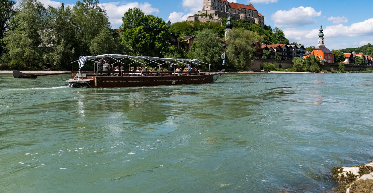 Plättenfahrt auf der Salzach bei Burghausen , © oberbayern.de, Peter von Felbert Plättenfahrt auf der Salzach bei Burghausen , © oberbayern.de, Peter von Felbert