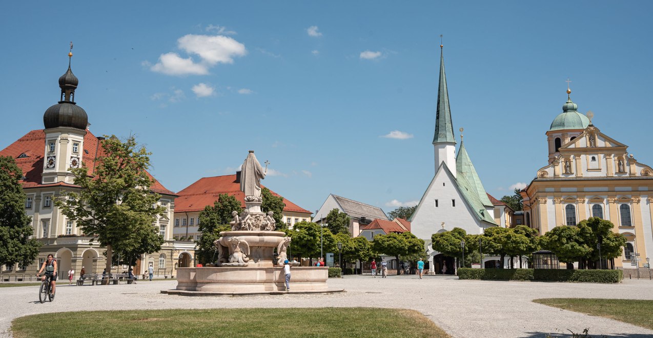 Kapellplatz Altötting im Sommer, © Tourismusverband Inn-Salzach Kapellplatz Altötting im Sommer, © Tourismusverband Inn-Salzach