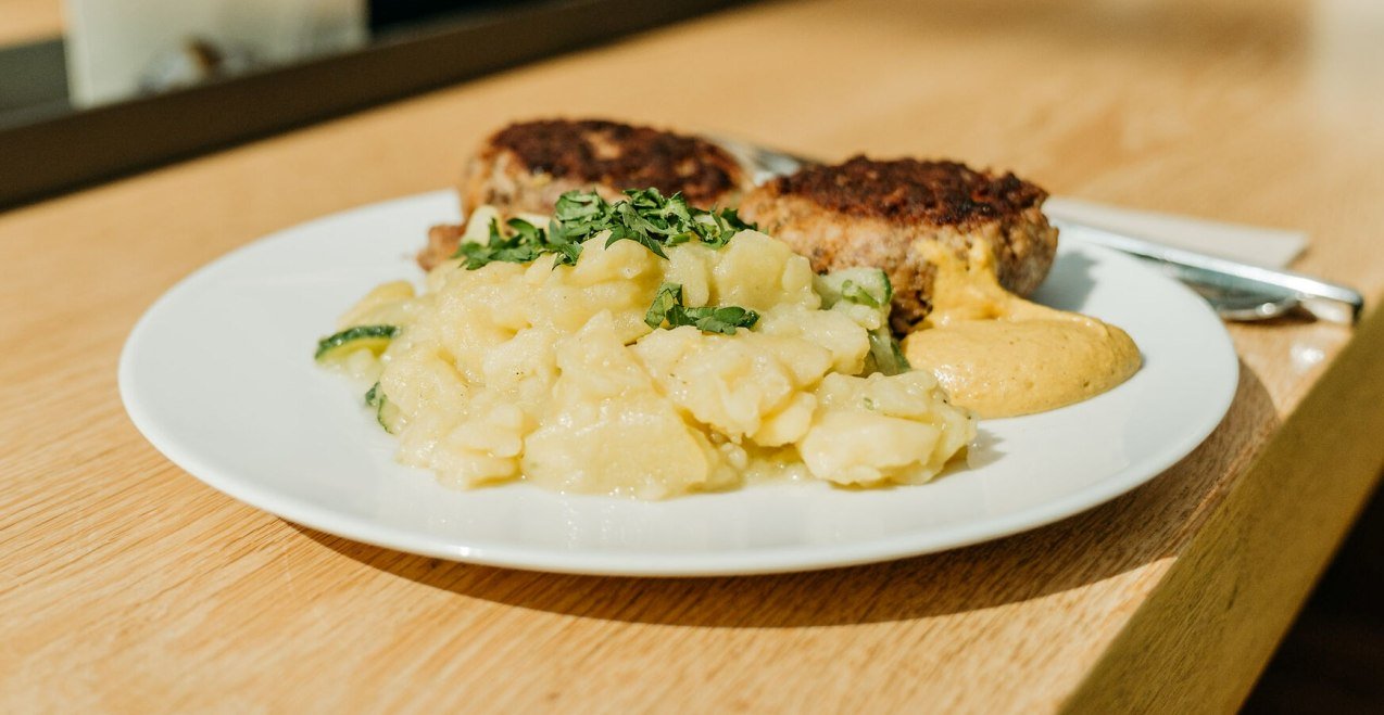 Kartoffelgurkensalat mit Fleischpflanzerl serviert, © Inn-Salzach Tourismus Kartoffelgurkensalat mit Fleischpflanzerl serviert, © Inn-Salzach Tourismus