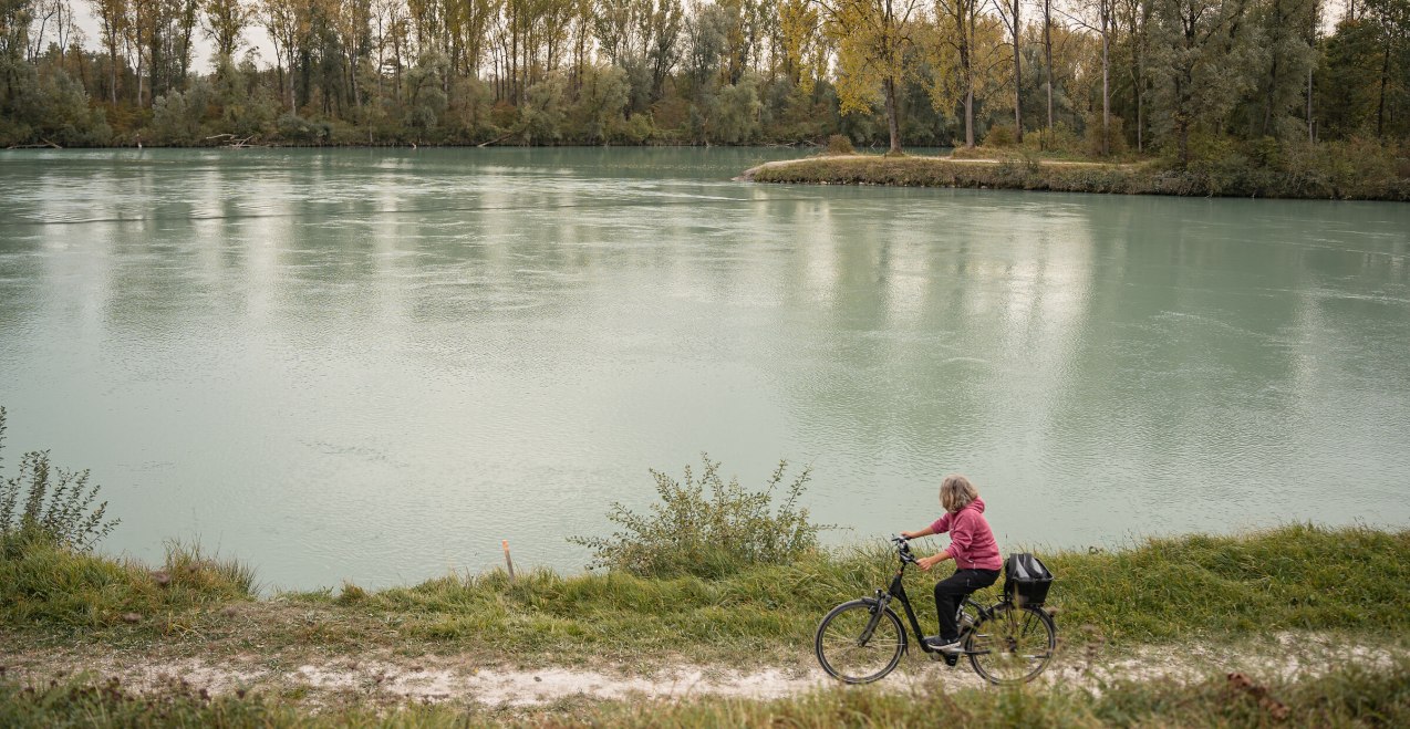 Radfahrerin auf dem Innradweg, © Inn-Salzach Tourismus Radfahrerin auf dem Innradweg, © Inn-Salzach Tourismus