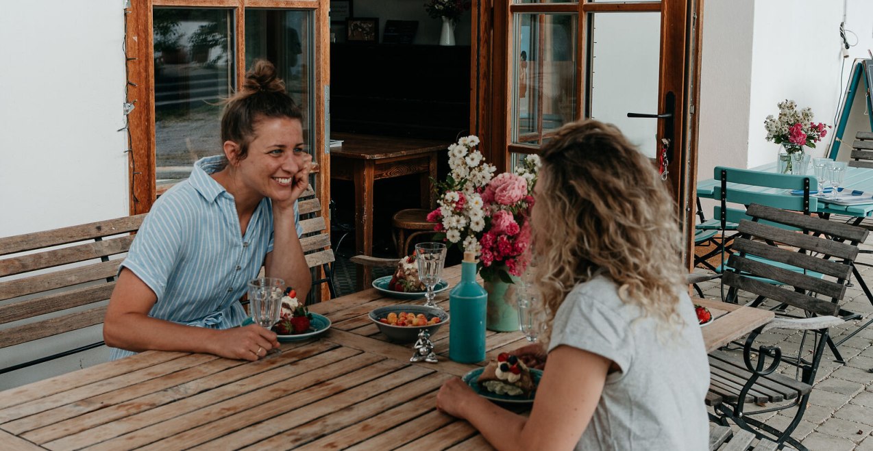 Zwei Frauen beim Kaffeetrinken, © Inn-Salzach Tourismus Zwei Frauen beim Kaffeetrinken, © Inn-Salzach Tourismus