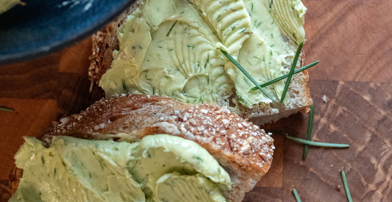 Brot mit Douglasienbutter und Schnittlauch, © Inn-Salzach Tourismus Brot mit Douglasienbutter und Schnittlauch, © Inn-Salzach Tourismus