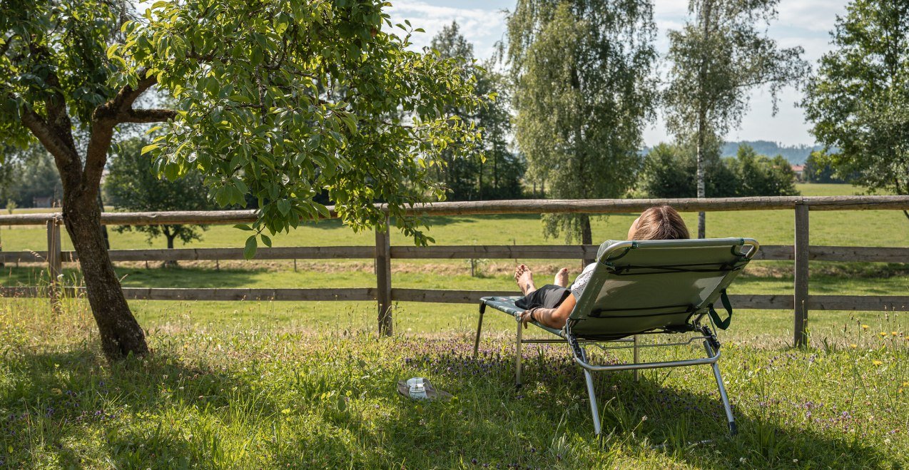 Relaxen im Liegestuhl in der Natur, © Inn-Salzach Tourismus Relaxen im Liegestuhl in der Natur, © Inn-Salzach Tourismus