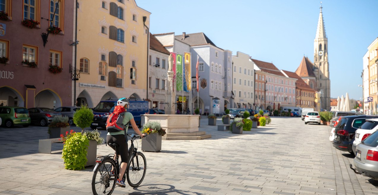 Radler Stadtplatz Neuötting, © Inn-Salzach Tourismus Radler Stadtplatz Neuötting, © Inn-Salzach Tourismus