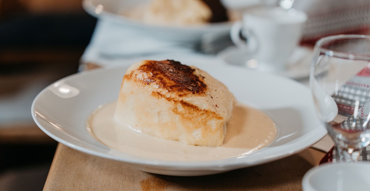 Dampfnudel mit Vanillesoße, © Inn-Salzach Tourismus Dampfnudel mit Vanillesoße, © Inn-Salzach Tourismus