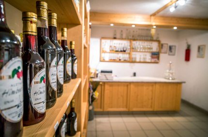 Verkaufsladen mit Spirituosen in der Brennerei Westenthanner, © Inn-Salzach Tourismus Verkaufsladen mit Spirituosen in der Brennerei Westenthanner, © Inn-Salzach Tourismus