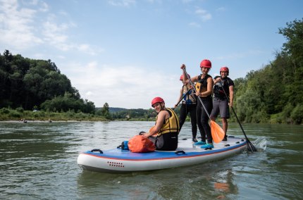 Gruppenpaddeln auf dem Riesen-SUP, © Inn-Salzach Tourismus Gruppenpaddeln auf dem Riesen-SUP, © Inn-Salzach Tourismus