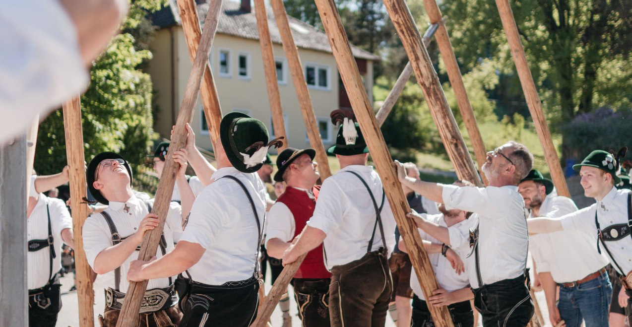 Männer beim Aufstellen eines Maibaumes, © Inn-Salzach Tourismus Männer beim Aufstellen eines Maibaumes, © Inn-Salzach Tourismus