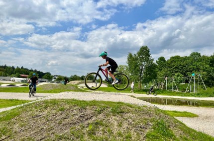Radsportler im Bikepark Burghausen, © Stadt Burghausen Radsportler im Bikepark Burghausen, © Stadt Burghausen